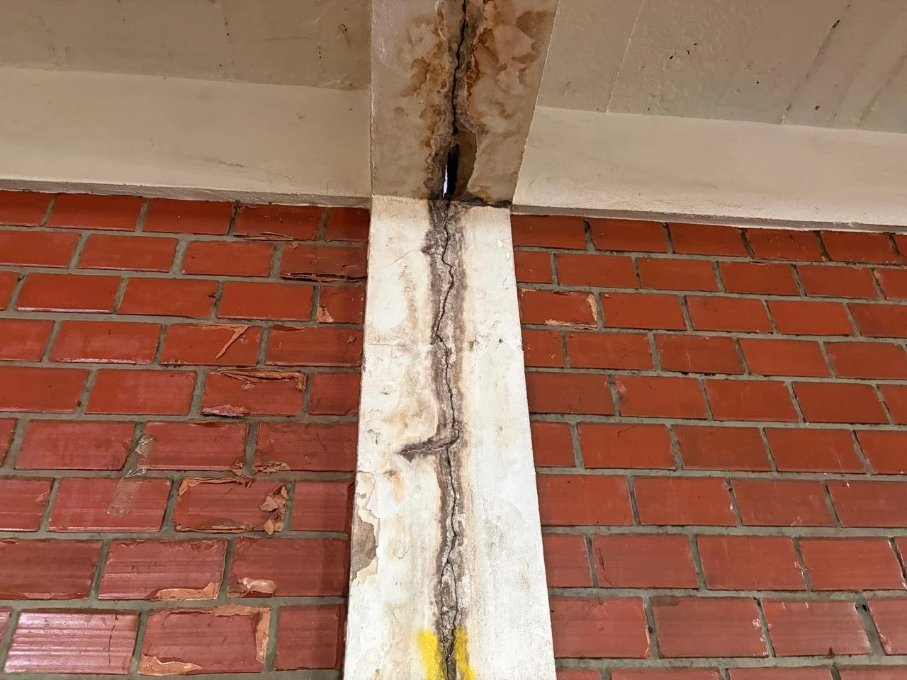 Fissuras em coluna de concreto